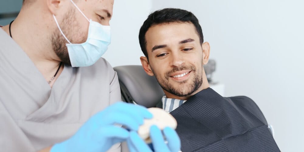 Ricostruzione dentale con composito in Turchia per un sorriso dall’aspetto naturale